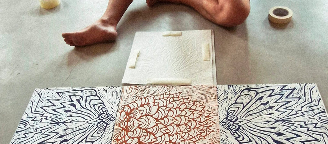 Gerard Fisa Biscarri presenta la seva obra artística a l’Ateneu amb el títol “Dèria. Xilografia psicoenergètica”.